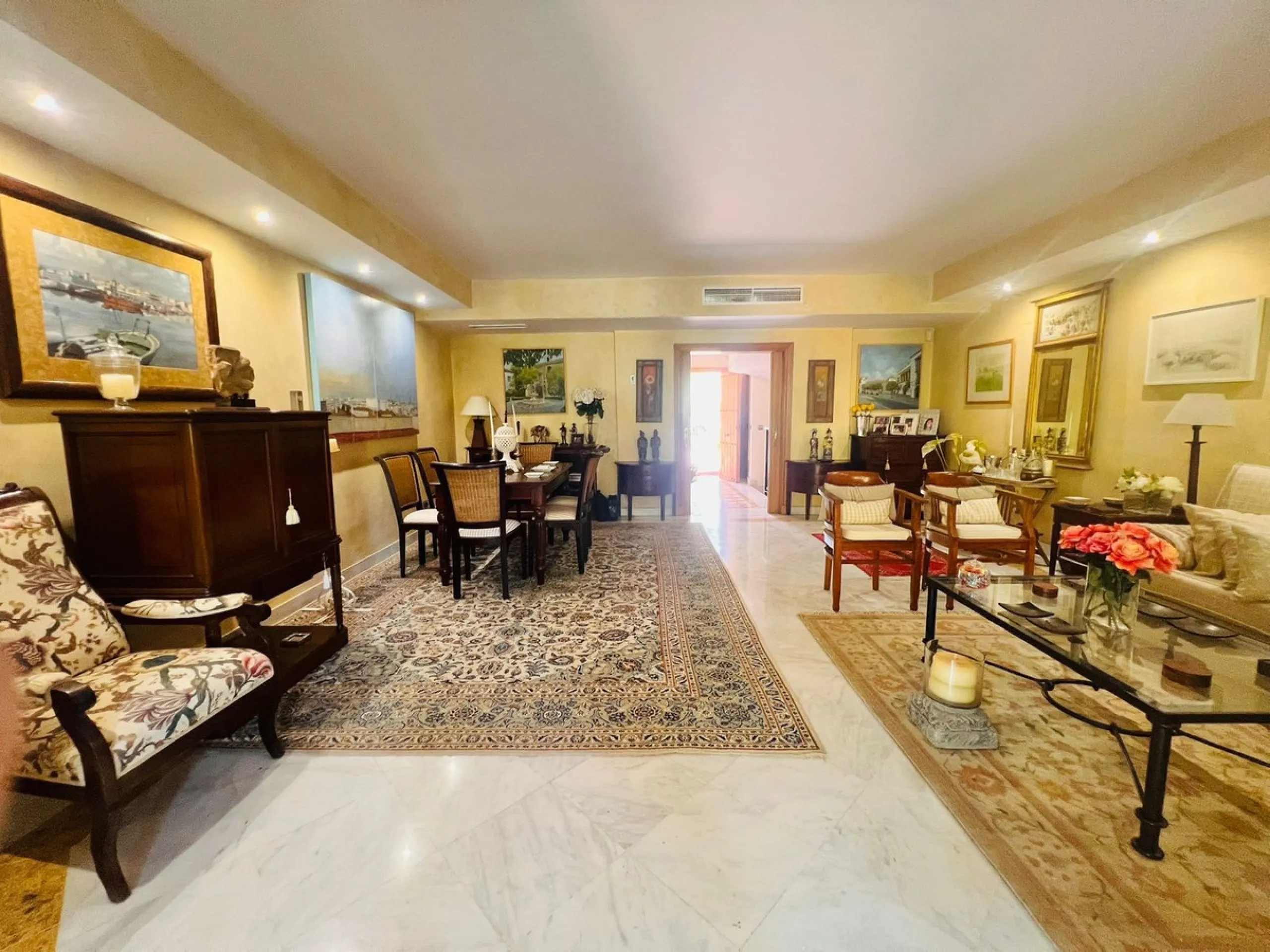 Townhouse for Sale – Your New Home Just Steps from the Beach