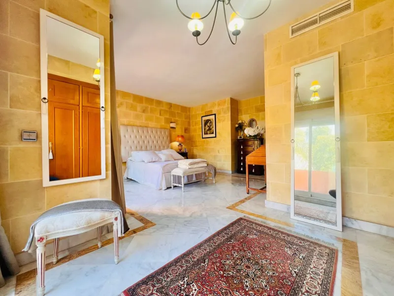 Townhouse for Sale – Your New Home Just Steps from the Beach