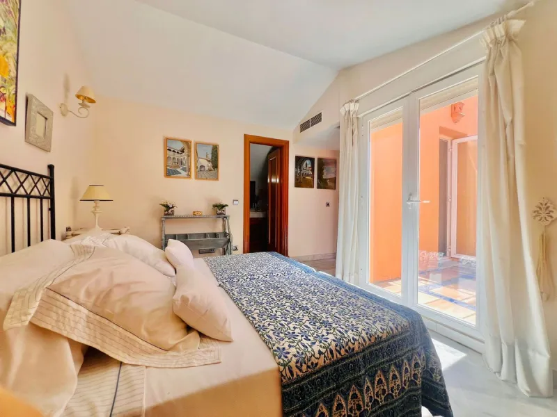Townhouse for Sale – Your New Home Just Steps from the Beach