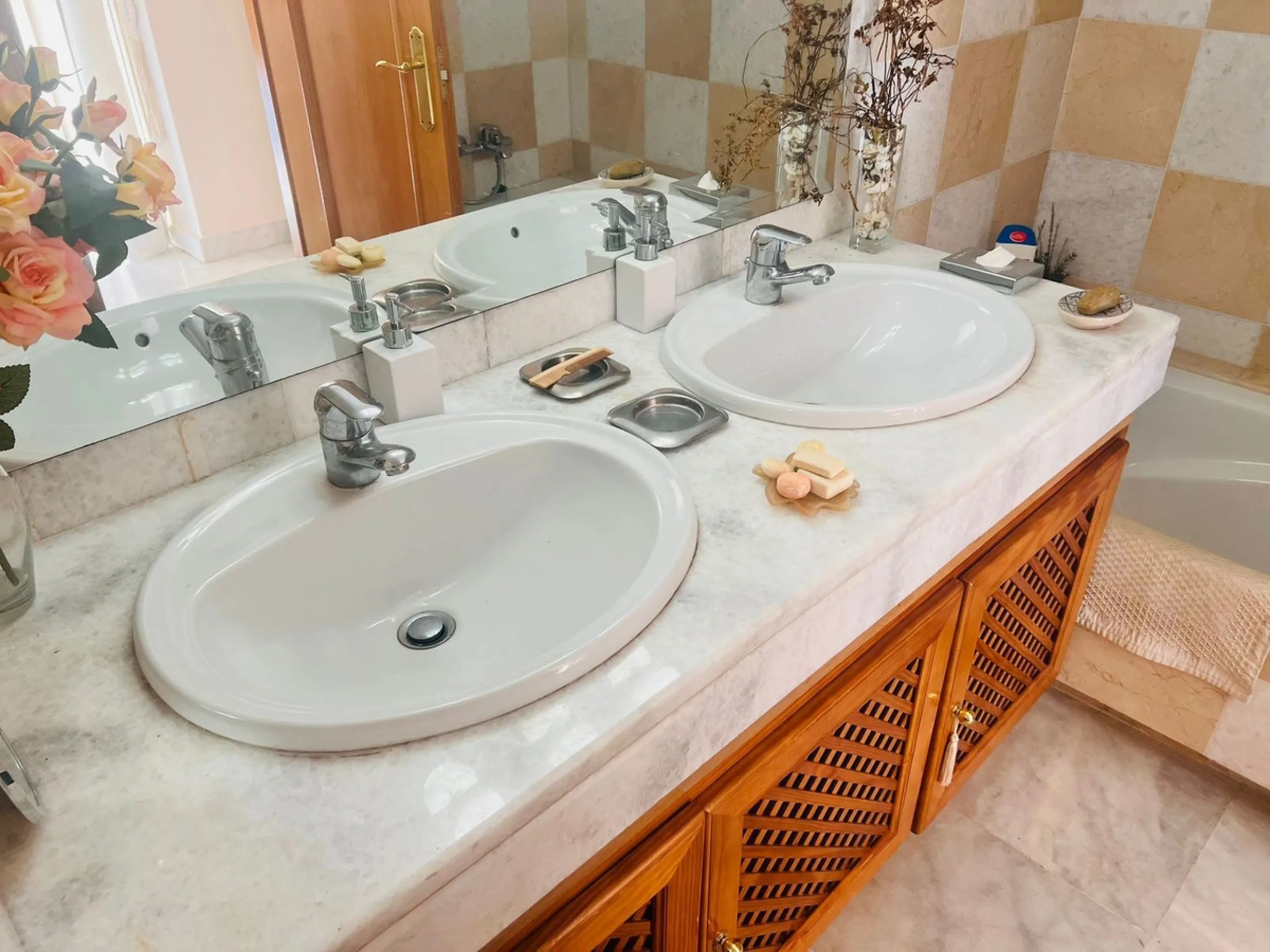 Townhouse for Sale – Your New Home Just Steps from the Beach