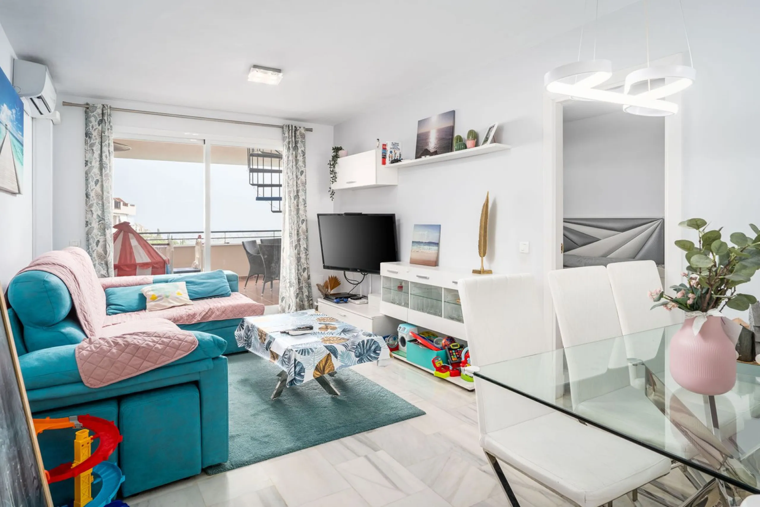 Beautiful ground floor apartment with incredible panoramic sea views. The house has an outdoor garden where you can sunbathe, install a plastic pool, or spend some time with your family and/or friends having a drink. Then we have an entrance that leads to