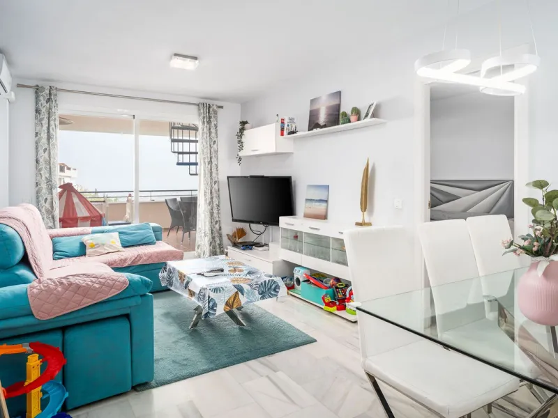 Beautiful ground floor apartment with incredible panoramic sea views. The house has an outdoor garden where you can sunbathe, install a plastic pool, or spend some time with your family and/or friends having a drink. Then we have an entrance that leads to