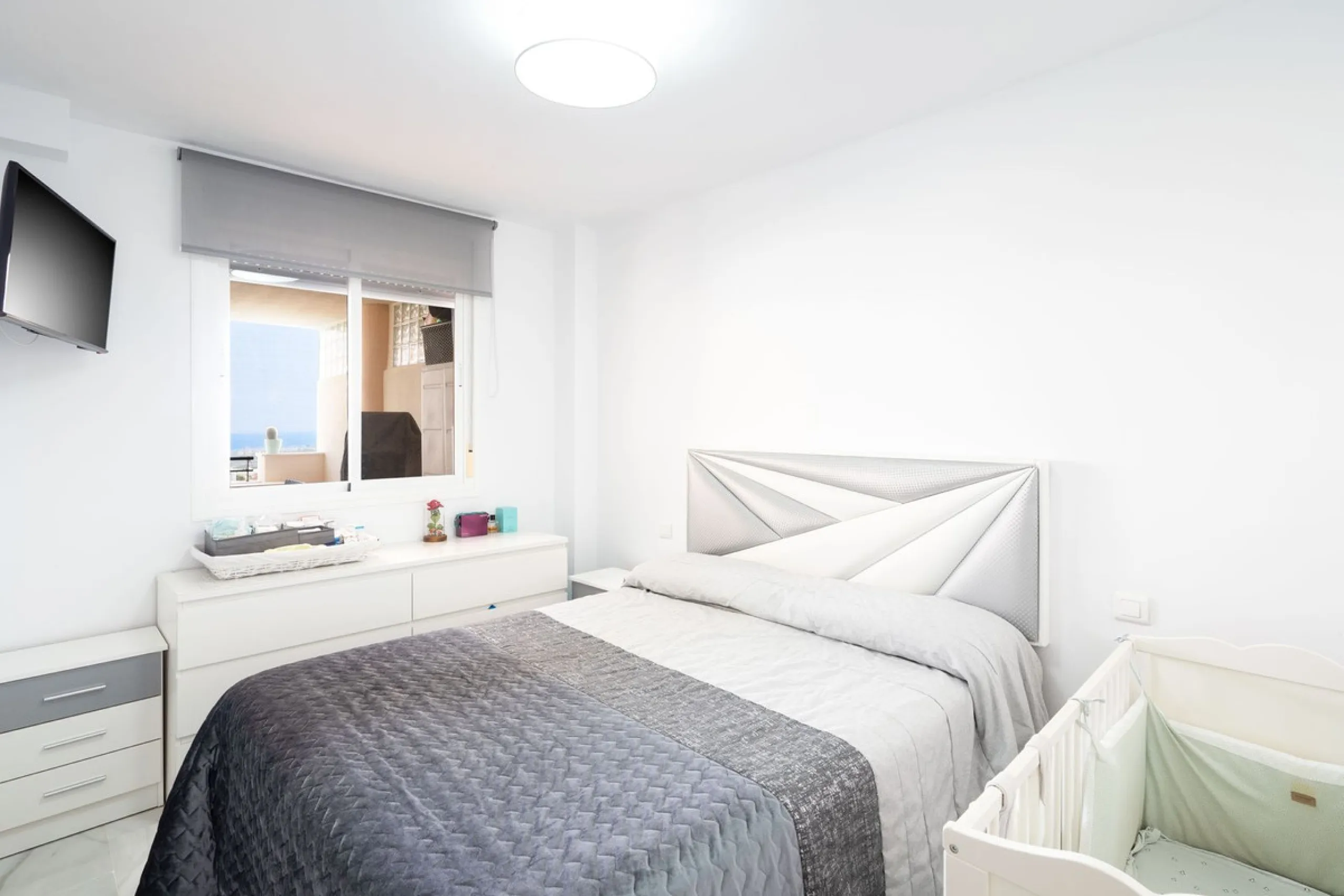 Beautiful ground floor apartment with incredible panoramic sea views. The house has an outdoor garden where you can sunbathe, install a plastic pool, or spend some time with your family and/or friends having a drink. Then we have an entrance that leads to