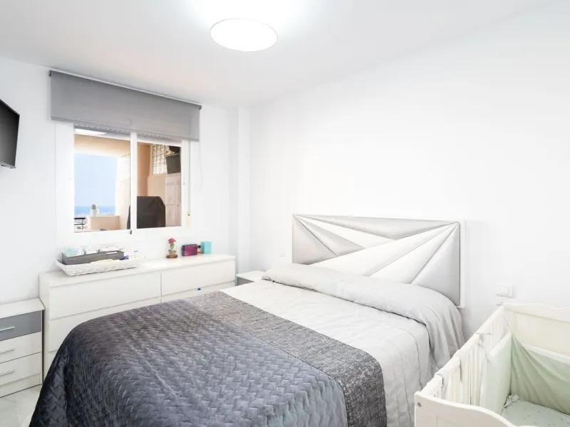 Beautiful ground floor apartment with incredible panoramic sea views. The house has an outdoor garden where you can sunbathe, install a plastic pool, or spend some time with your family and/or friends having a drink. Then we have an entrance that leads to