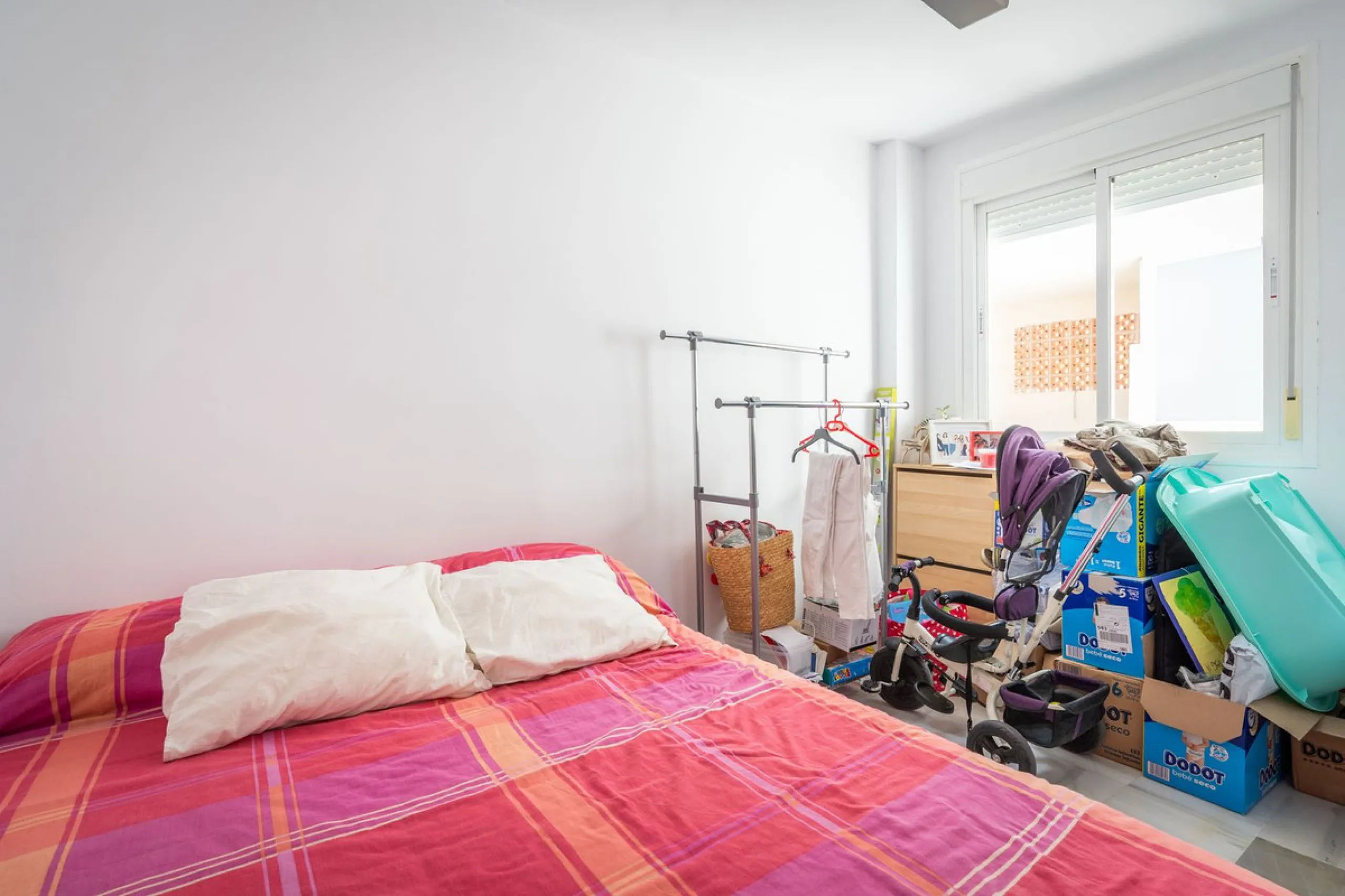 Beautiful ground floor apartment with incredible panoramic sea views. The house has an outdoor garden where you can sunbathe, install a plastic pool, or spend some time with your family and/or friends having a drink. Then we have an entrance that leads to