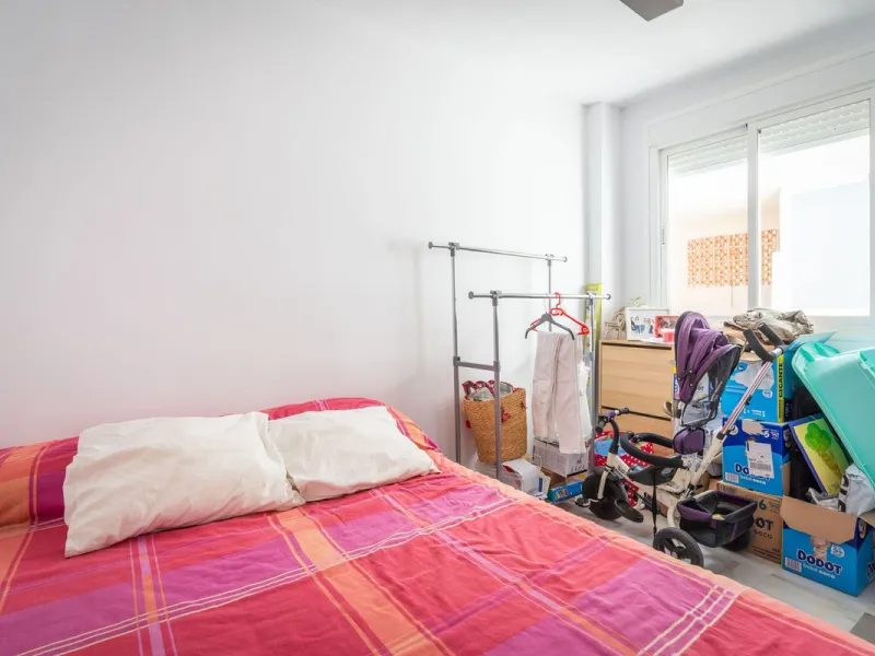 Beautiful ground floor apartment with incredible panoramic sea views. The house has an outdoor garden where you can sunbathe, install a plastic pool, or spend some time with your family and/or friends having a drink. Then we have an entrance that leads to