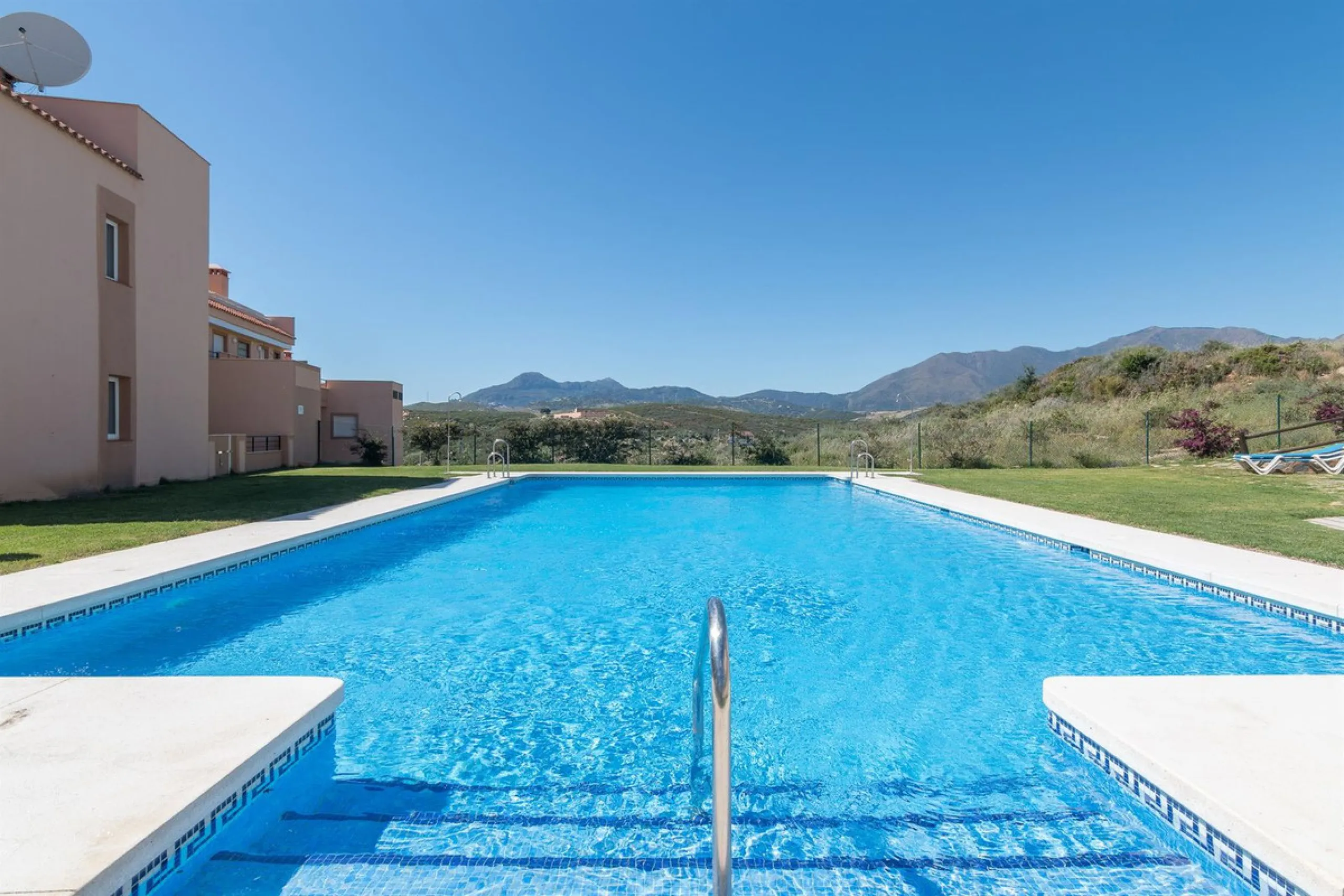 Beautiful ground floor apartment with incredible panoramic sea views. The house has an outdoor garden where you can sunbathe, install a plastic pool, or spend some time with your family and/or friends having a drink. Then we have an entrance that leads to