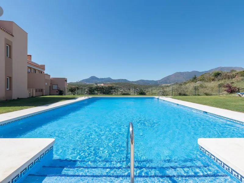 Beautiful ground floor apartment with incredible panoramic sea views. The house has an outdoor garden where you can sunbathe, install a plastic pool, or spend some time with your family and/or friends having a drink. Then we have an entrance that leads to
