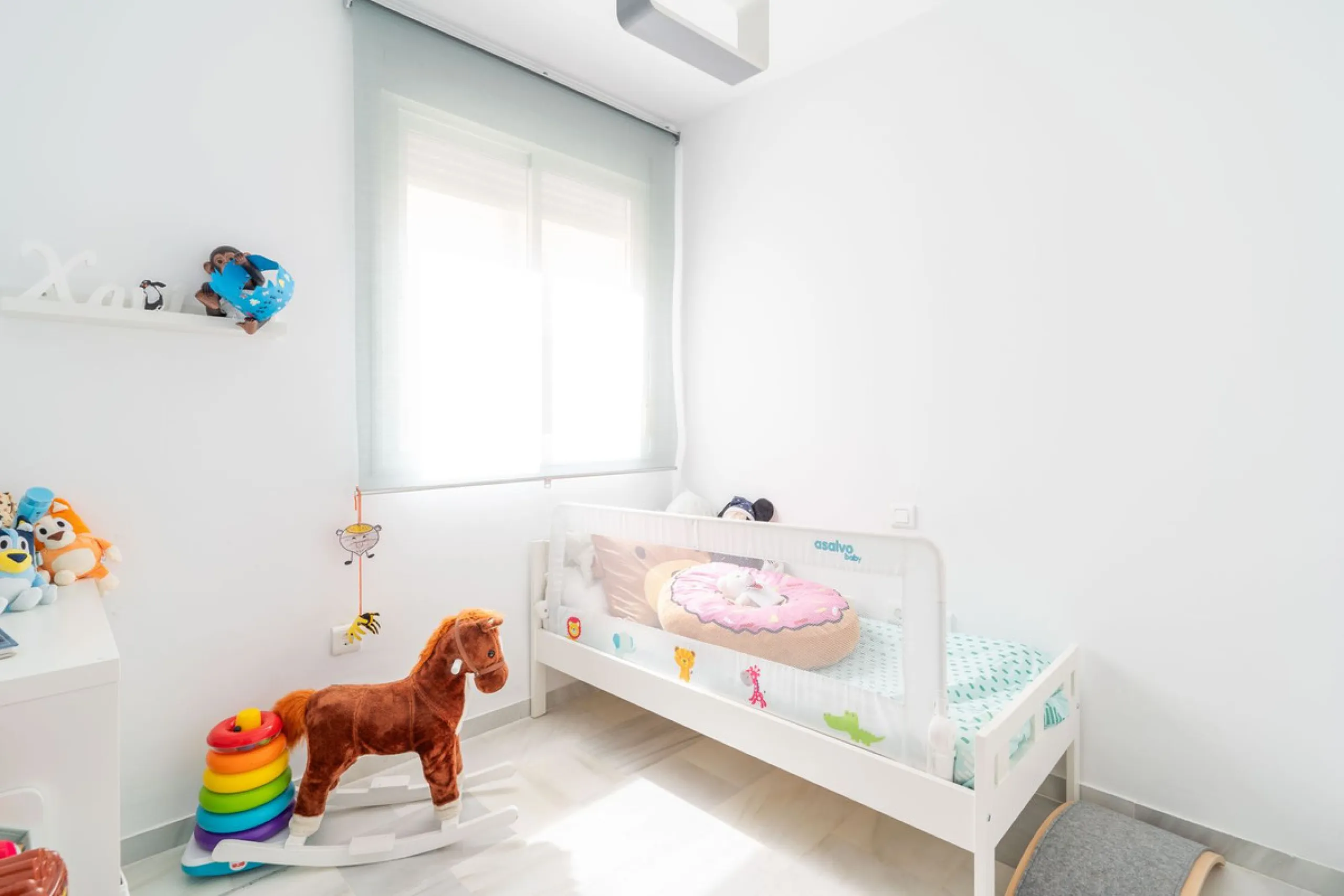 Beautiful ground floor apartment with incredible panoramic sea views. The house has an outdoor garden where you can sunbathe, install a plastic pool, or spend some time with your family and/or friends having a drink. Then we have an entrance that leads to