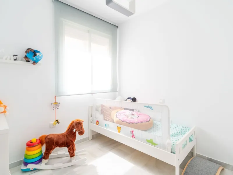 Beautiful ground floor apartment with incredible panoramic sea views. The house has an outdoor garden where you can sunbathe, install a plastic pool, or spend some time with your family and/or friends having a drink. Then we have an entrance that leads to