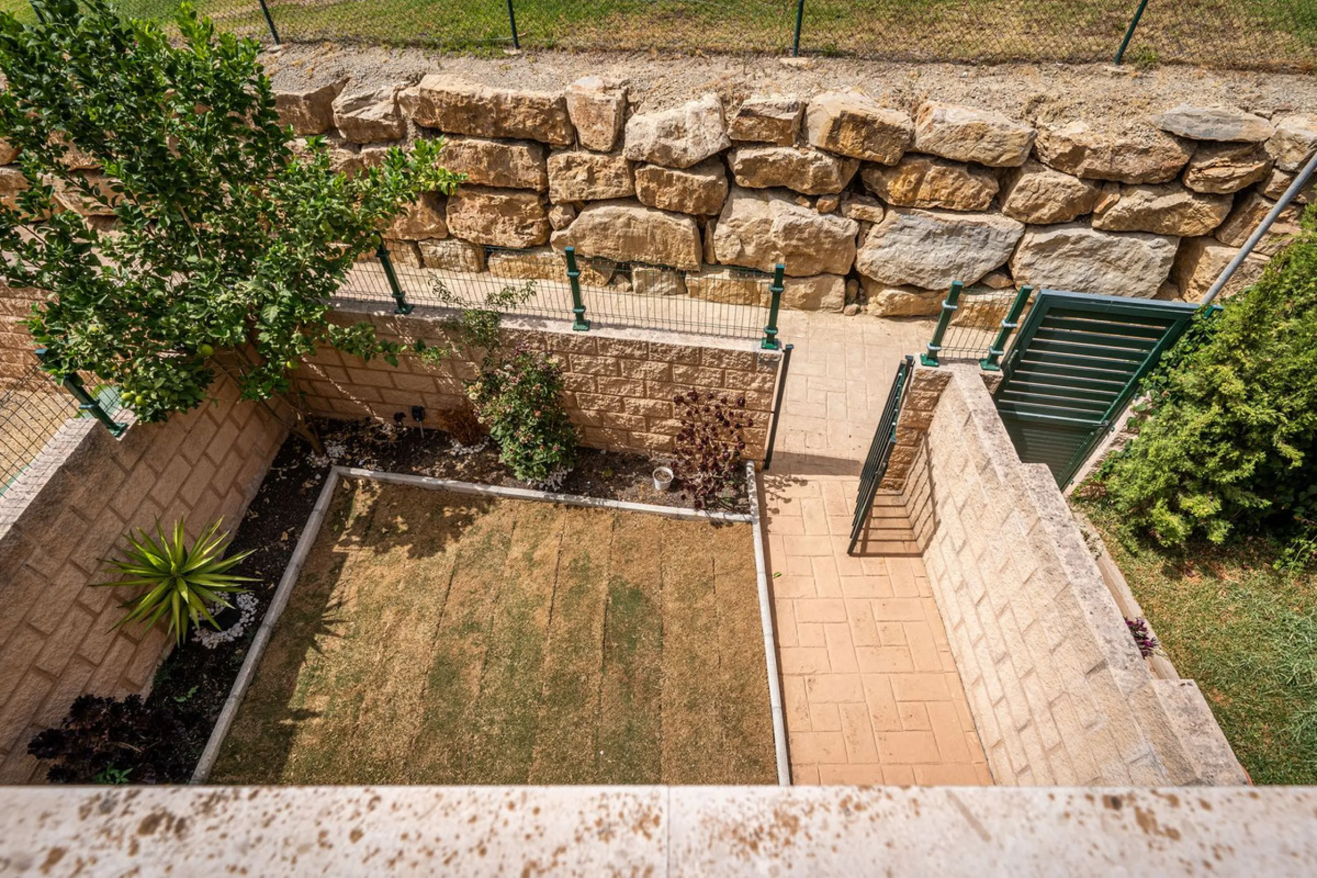 Beautiful ground floor apartment with incredible panoramic sea views. The house has an outdoor garden where you can sunbathe, install a plastic pool, or spend some time with your family and/or friends having a drink. Then we have an entrance that leads to
