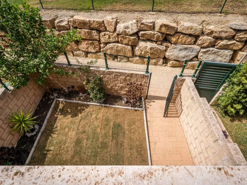 Beautiful ground floor apartment with incredible panoramic sea views. The house has an outdoor garden where you can sunbathe, install a plastic pool, or spend some time with your family and/or friends having a drink. Then we have an entrance that leads to