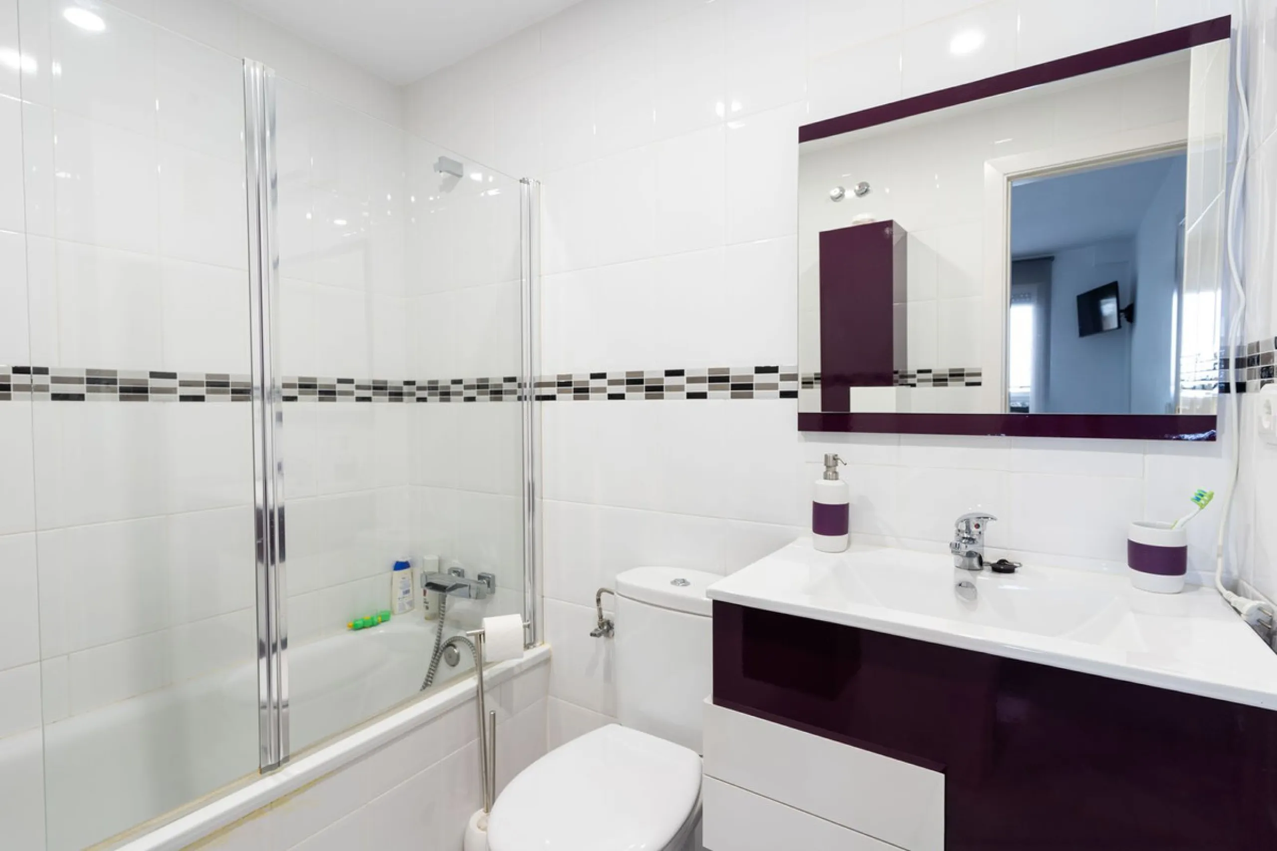 Beautiful ground floor apartment with incredible panoramic sea views. The house has an outdoor garden where you can sunbathe, install a plastic pool, or spend some time with your family and/or friends having a drink. Then we have an entrance that leads to