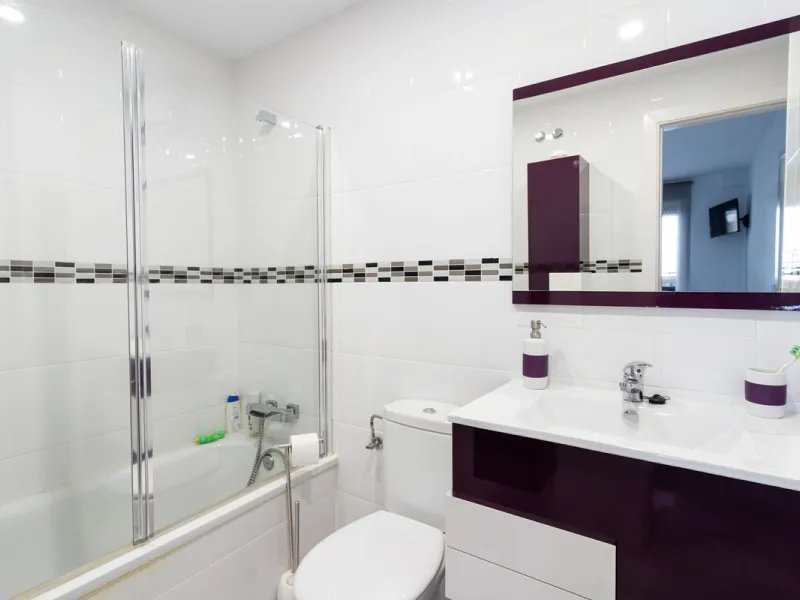 Beautiful ground floor apartment with incredible panoramic sea views. The house has an outdoor garden where you can sunbathe, install a plastic pool, or spend some time with your family and/or friends having a drink. Then we have an entrance that leads to