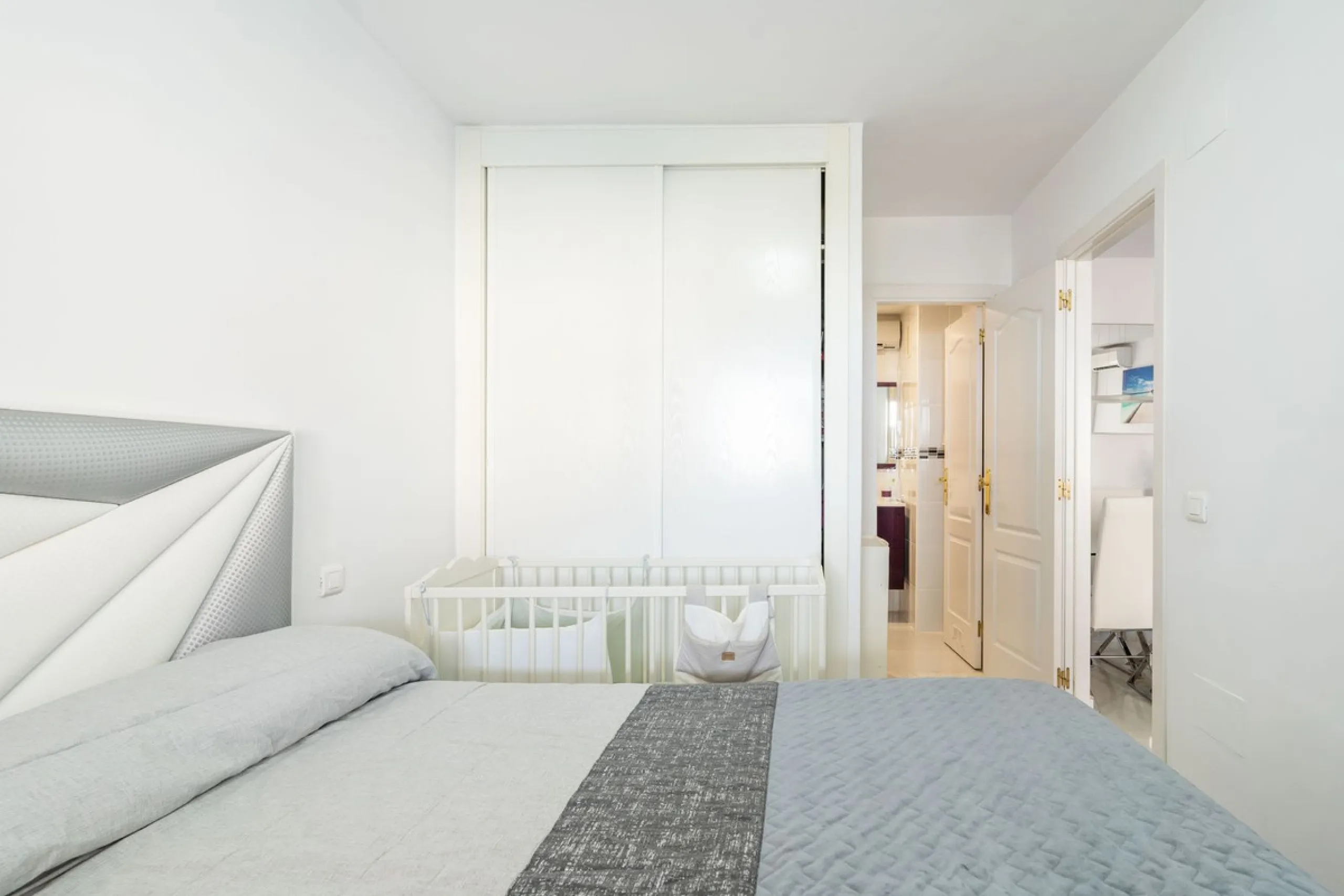 Beautiful ground floor apartment with incredible panoramic sea views. The house has an outdoor garden where you can sunbathe, install a plastic pool, or spend some time with your family and/or friends having a drink. Then we have an entrance that leads to