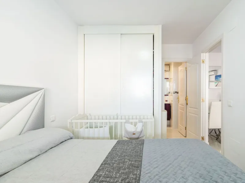 Beautiful ground floor apartment with incredible panoramic sea views. The house has an outdoor garden where you can sunbathe, install a plastic pool, or spend some time with your family and/or friends having a drink. Then we have an entrance that leads to