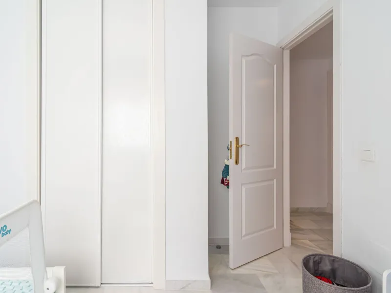 Beautiful ground floor apartment with incredible panoramic sea views. The house has an outdoor garden where you can sunbathe, install a plastic pool, or spend some time with your family and/or friends having a drink. Then we have an entrance that leads to