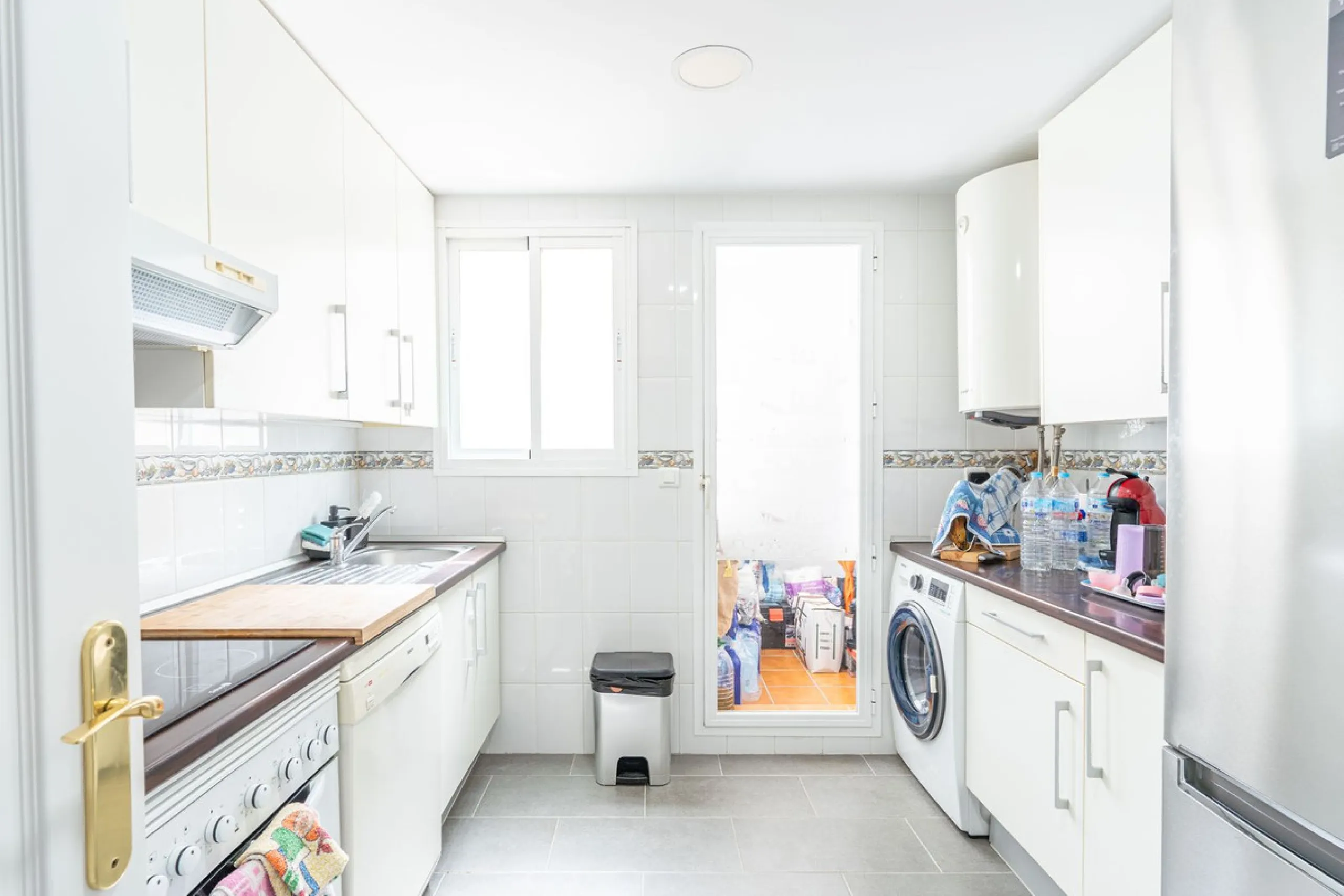 Beautiful ground floor apartment with incredible panoramic sea views. The house has an outdoor garden where you can sunbathe, install a plastic pool, or spend some time with your family and/or friends having a drink. Then we have an entrance that leads to