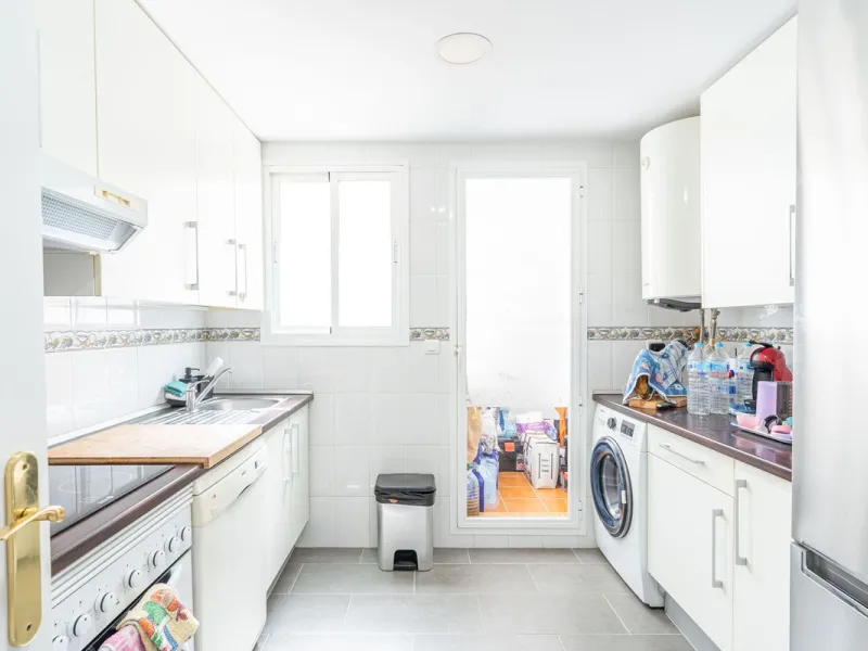 Beautiful ground floor apartment with incredible panoramic sea views. The house has an outdoor garden where you can sunbathe, install a plastic pool, or spend some time with your family and/or friends having a drink. Then we have an entrance that leads to