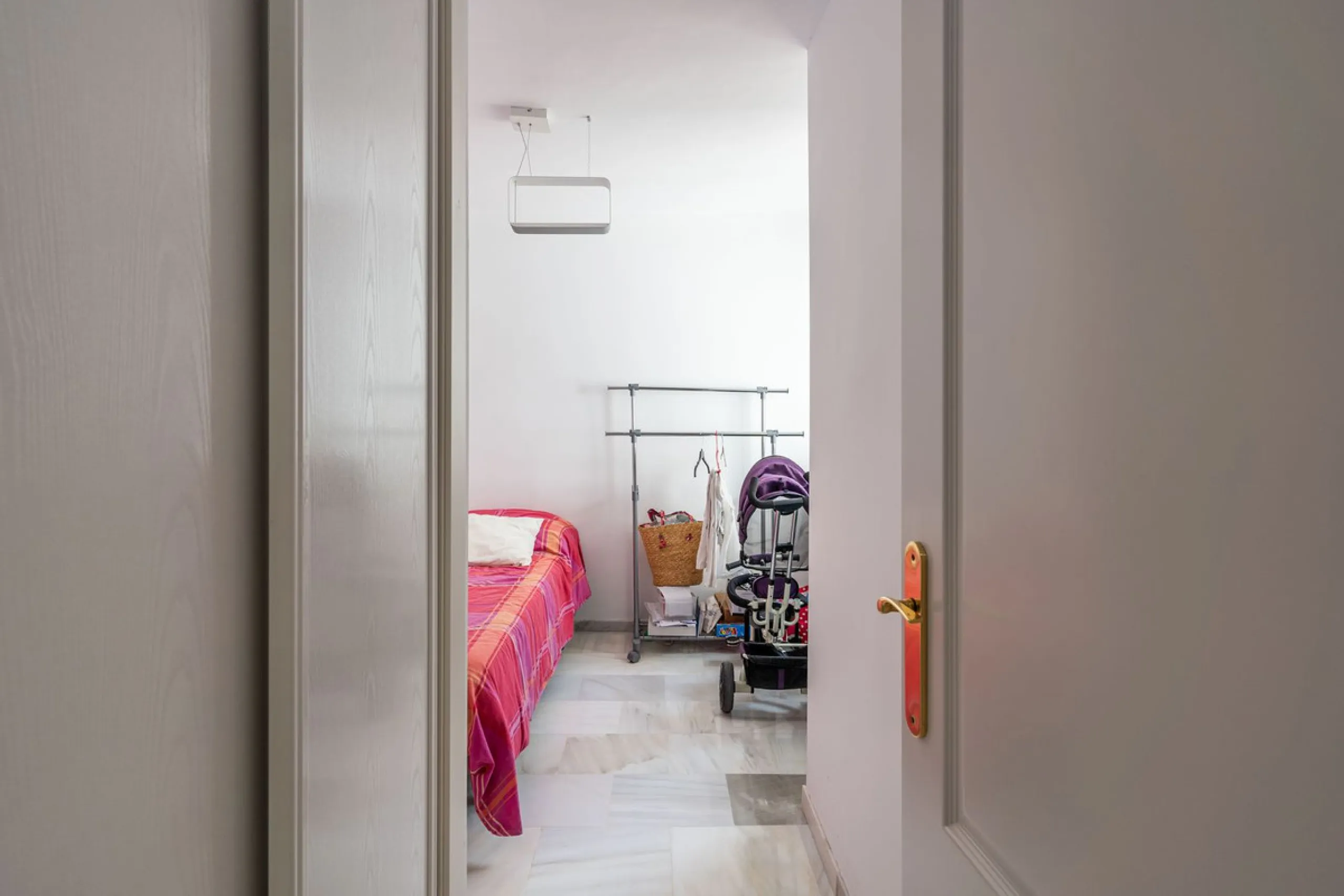 Beautiful ground floor apartment with incredible panoramic sea views. The house has an outdoor garden where you can sunbathe, install a plastic pool, or spend some time with your family and/or friends having a drink. Then we have an entrance that leads to