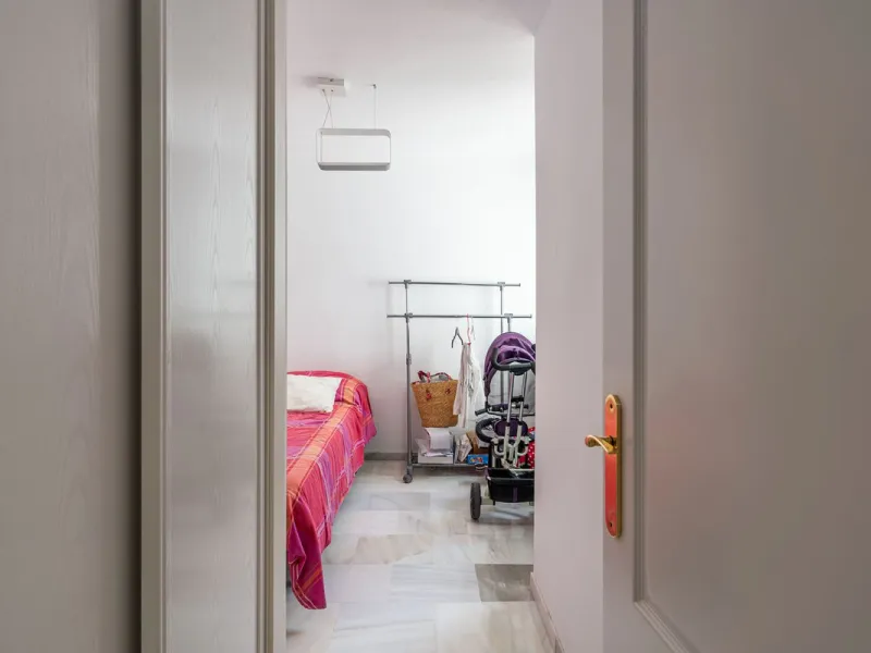 Beautiful ground floor apartment with incredible panoramic sea views. The house has an outdoor garden where you can sunbathe, install a plastic pool, or spend some time with your family and/or friends having a drink. Then we have an entrance that leads to
