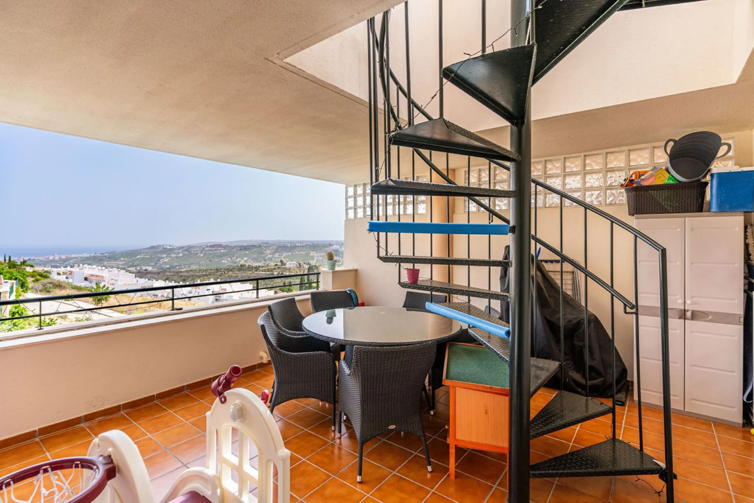 Beautiful ground floor apartment with incredible panoramic sea views. The house has an outdoor garden where you can sunbathe, install a plastic pool, or spend some time with your family and/or friends having a drink. Then we have an entrance that leads to