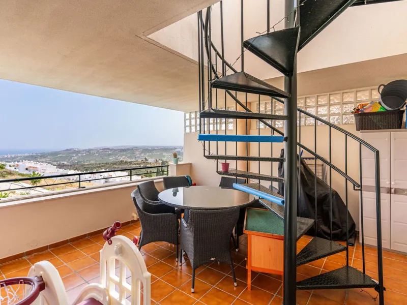 Beautiful ground floor apartment with incredible panoramic sea views. The house has an outdoor garden where you can sunbathe, install a plastic pool, or spend some time with your family and/or friends having a drink. Then we have an entrance that leads to
