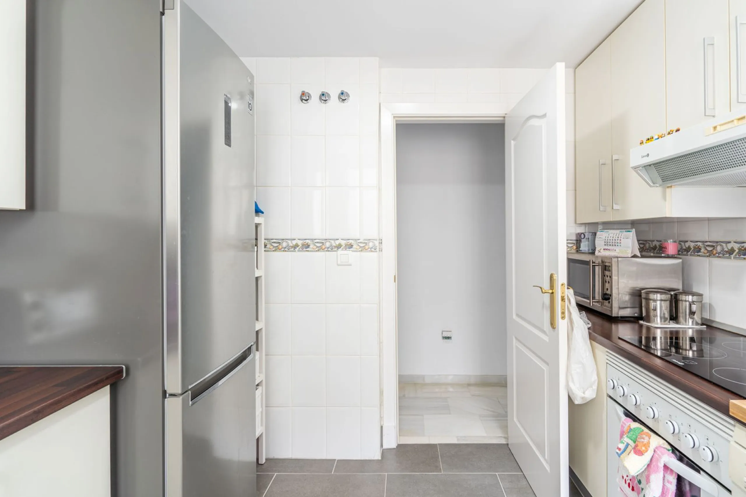 Beautiful ground floor apartment with incredible panoramic sea views. The house has an outdoor garden where you can sunbathe, install a plastic pool, or spend some time with your family and/or friends having a drink. Then we have an entrance that leads to