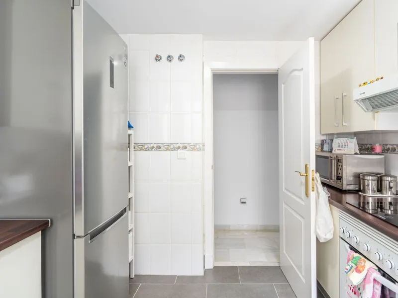 Beautiful ground floor apartment with incredible panoramic sea views. The house has an outdoor garden where you can sunbathe, install a plastic pool, or spend some time with your family and/or friends having a drink. Then we have an entrance that leads to