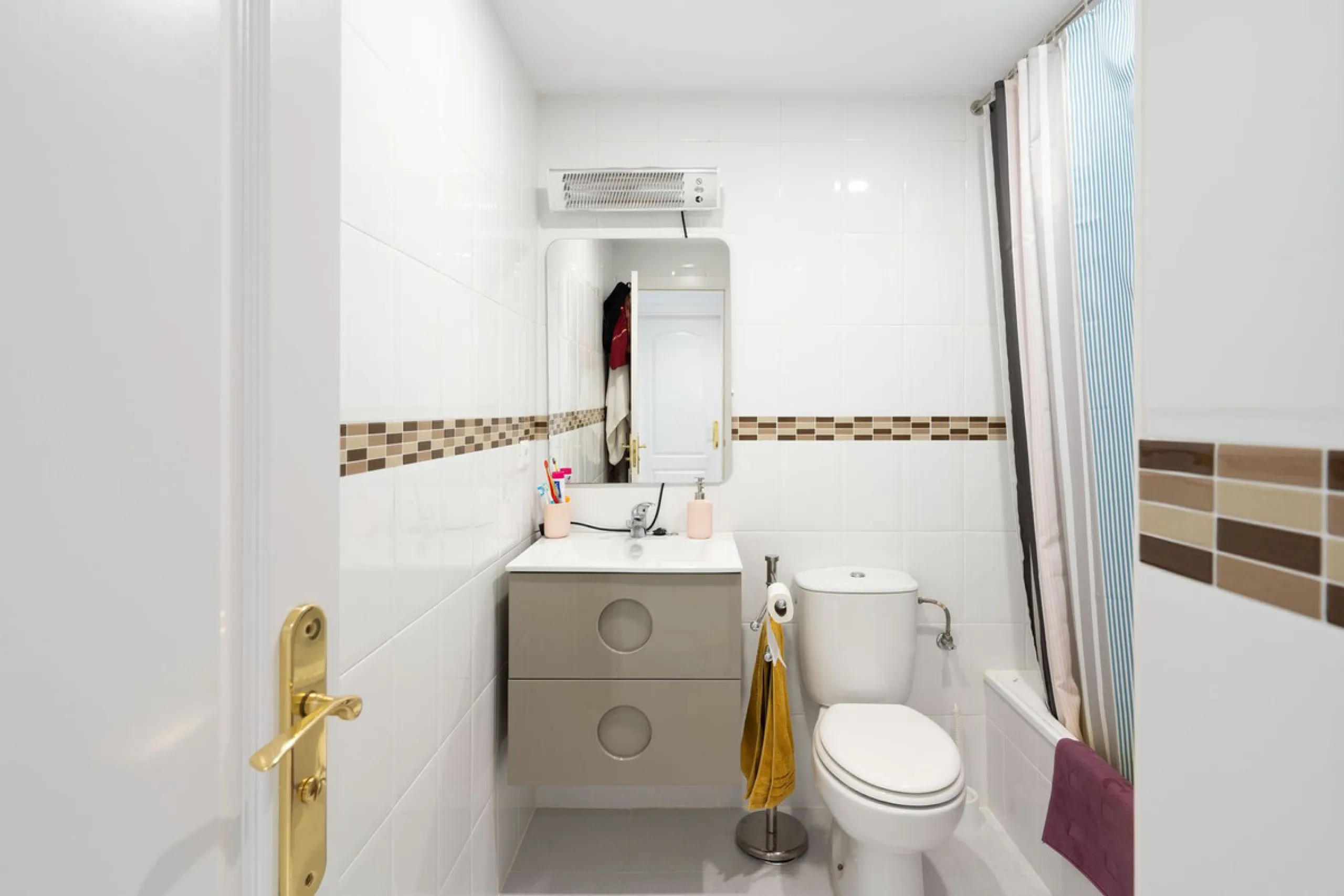 Beautiful ground floor apartment with incredible panoramic sea views. The house has an outdoor garden where you can sunbathe, install a plastic pool, or spend some time with your family and/or friends having a drink. Then we have an entrance that leads to