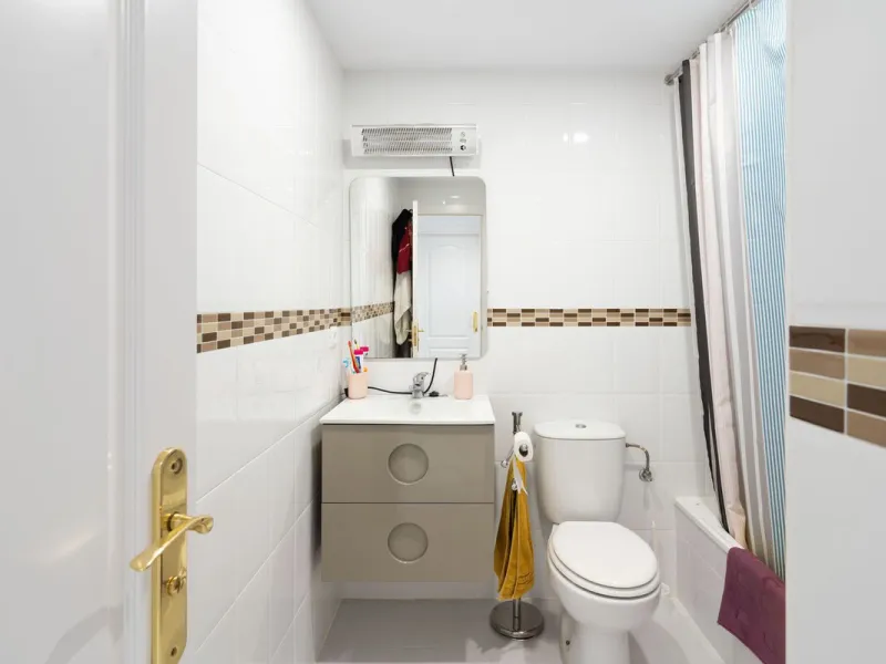 Beautiful ground floor apartment with incredible panoramic sea views. The house has an outdoor garden where you can sunbathe, install a plastic pool, or spend some time with your family and/or friends having a drink. Then we have an entrance that leads to