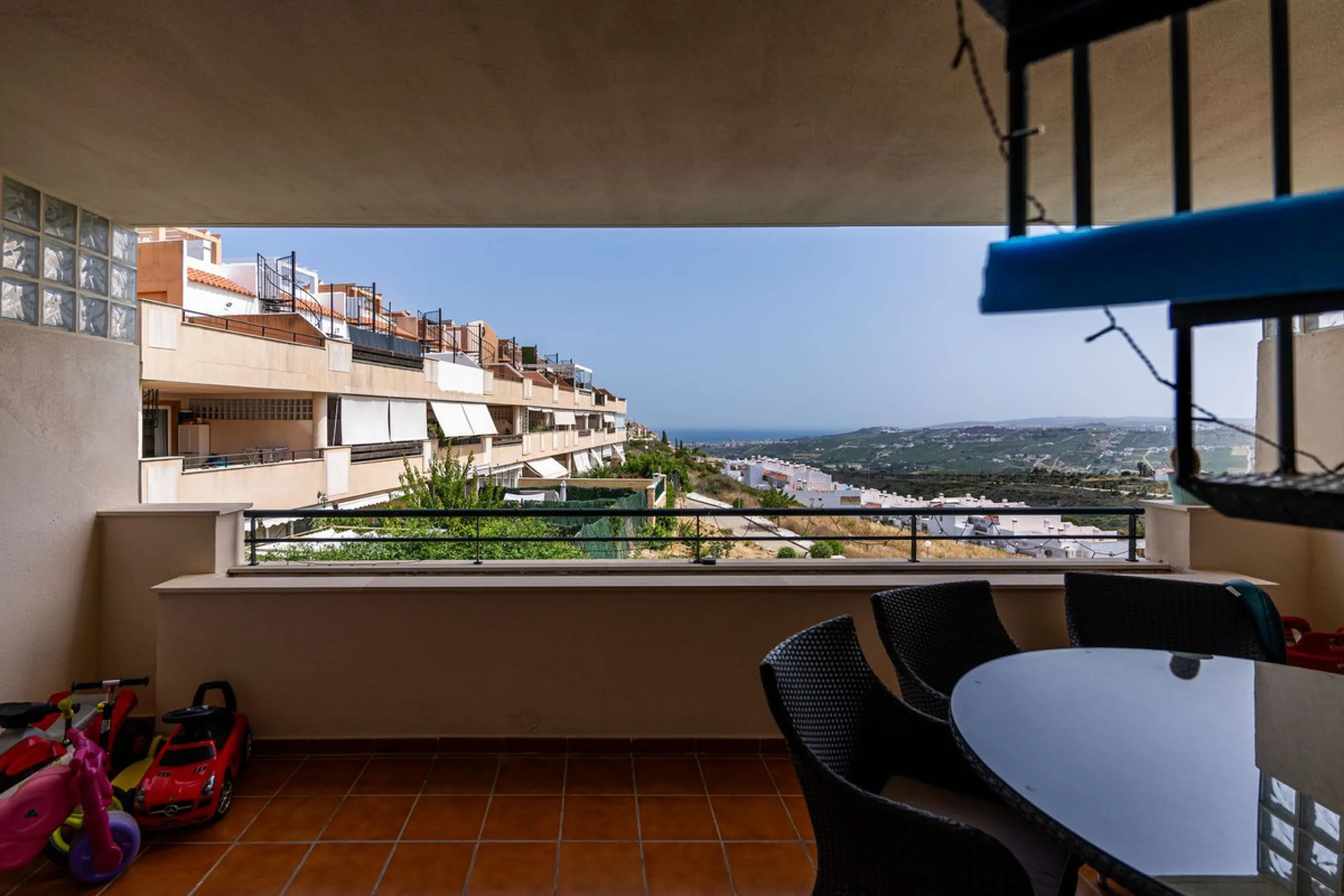 Beautiful ground floor apartment with incredible panoramic sea views. The house has an outdoor garden where you can sunbathe, install a plastic pool, or spend some time with your family and/or friends having a drink. Then we have an entrance that leads to