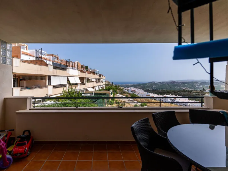 Beautiful ground floor apartment with incredible panoramic sea views. The house has an outdoor garden where you can sunbathe, install a plastic pool, or spend some time with your family and/or friends having a drink. Then we have an entrance that leads to