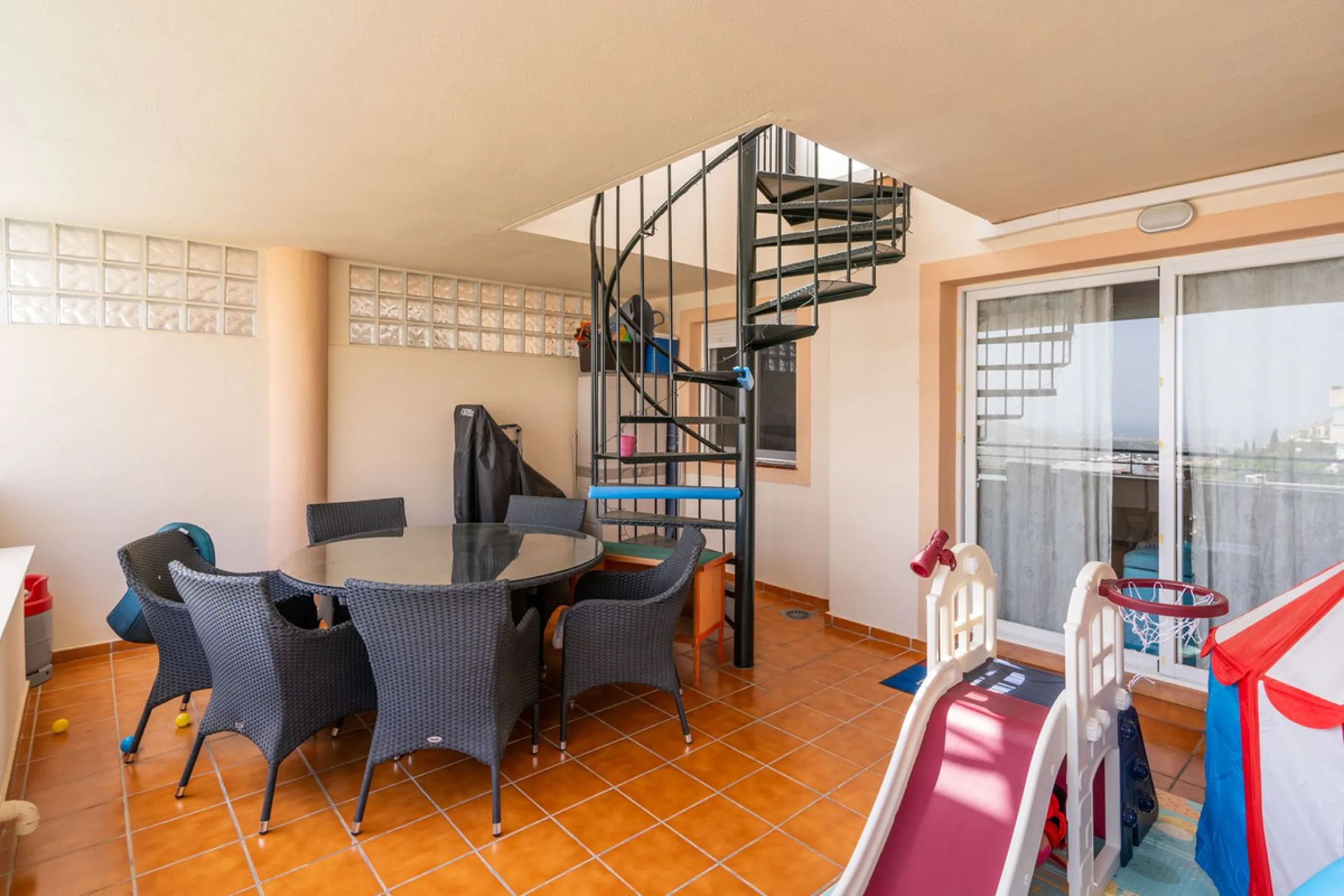 Beautiful ground floor apartment with incredible panoramic sea views. The house has an outdoor garden where you can sunbathe, install a plastic pool, or spend some time with your family and/or friends having a drink. Then we have an entrance that leads to