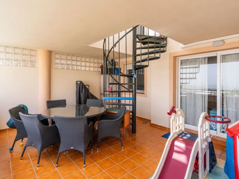 Beautiful ground floor apartment with incredible panoramic sea views. The house has an outdoor garden where you can sunbathe, install a plastic pool, or spend some time with your family and/or friends having a drink. Then we have an entrance that leads to
