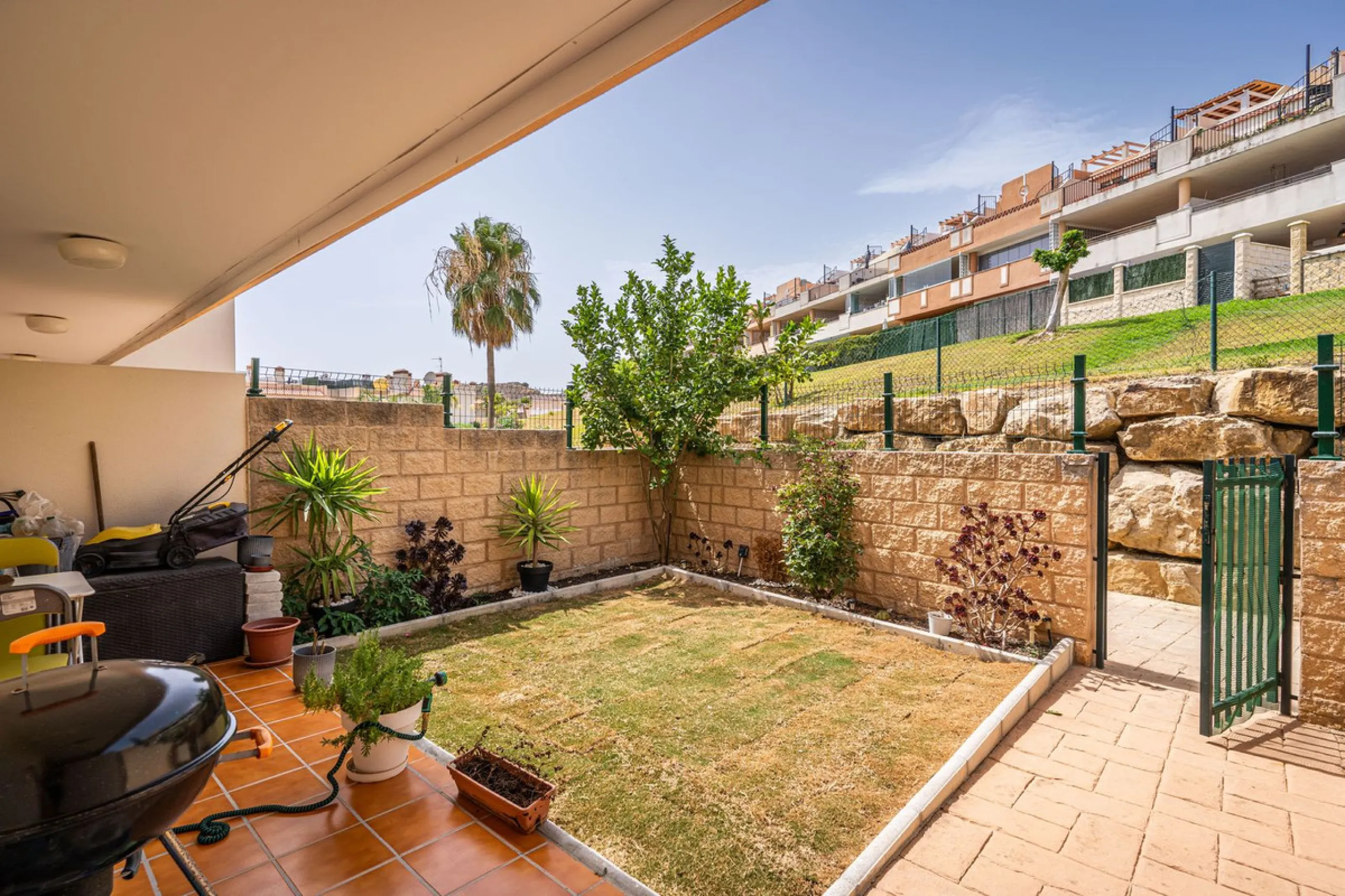 Beautiful ground floor apartment with incredible panoramic sea views. The house has an outdoor garden where you can sunbathe, install a plastic pool, or spend some time with your family and/or friends having a drink. Then we have an entrance that leads to