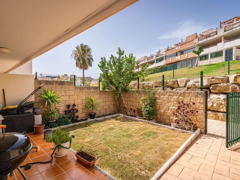 Beautiful ground floor apartment with incredible panoramic sea views. The house has an outdoor garden where you can sunbathe, install a plastic pool, or spend some time with your family and/or friends having a drink. Then we have an entrance that leads to