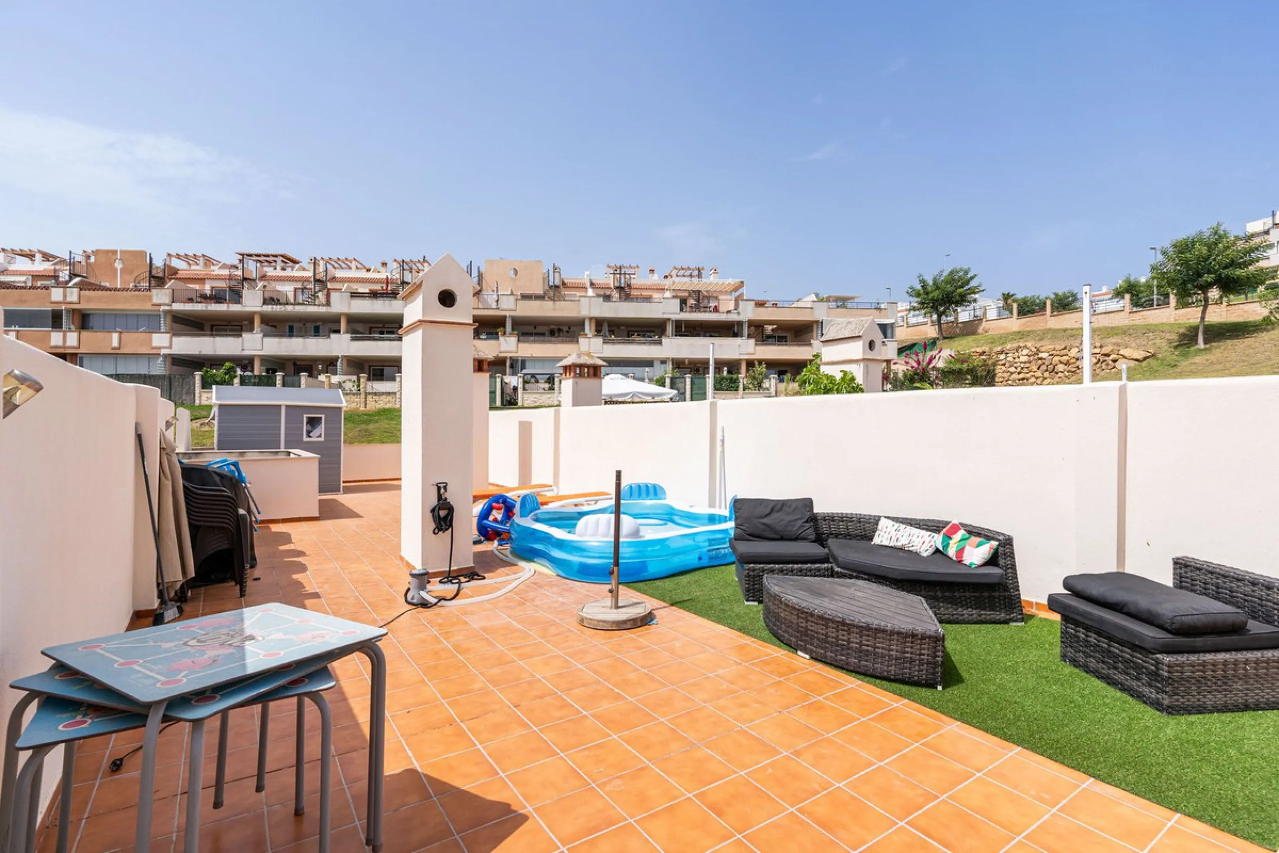 Beautiful ground floor apartment with incredible panoramic sea views. The house has an outdoor garden where you can sunbathe, install a plastic pool, or spend some time with your family and/or friends having a drink. Then we have an entrance that leads to