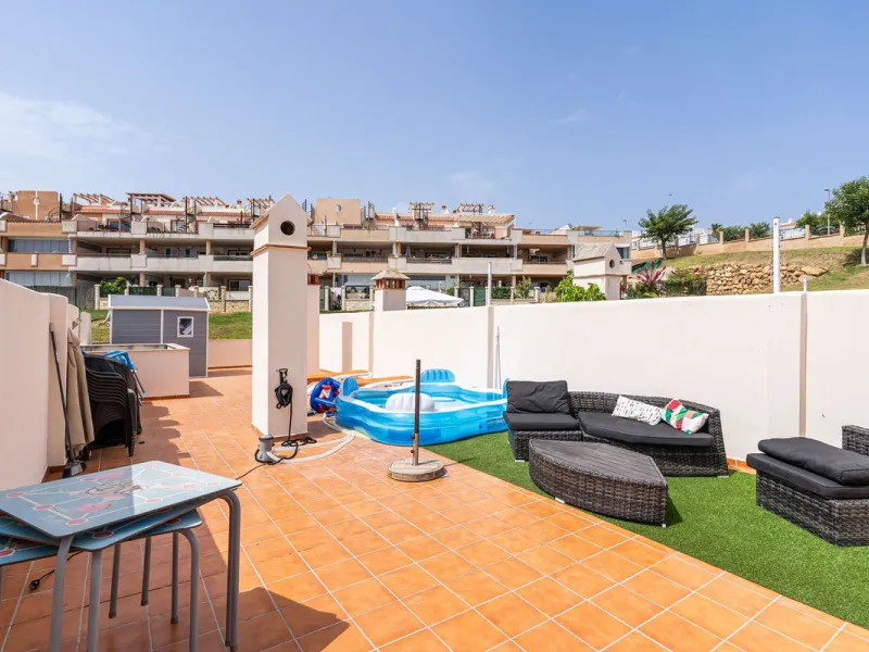Beautiful ground floor apartment with incredible panoramic sea views. The house has an outdoor garden where you can sunbathe, install a plastic pool, or spend some time with your family and/or friends having a drink. Then we have an entrance that leads to