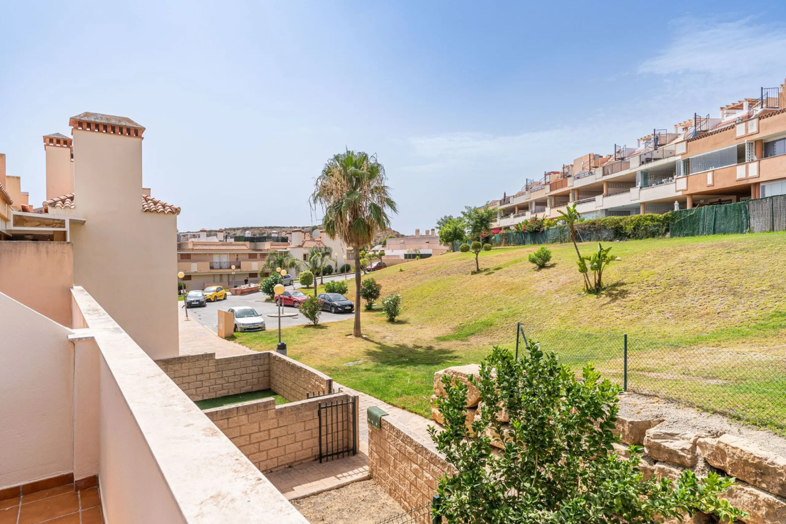 Beautiful ground floor apartment with incredible panoramic sea views. The house has an outdoor garden where you can sunbathe, install a plastic pool, or spend some time with your family and/or friends having a drink. Then we have an entrance that leads to