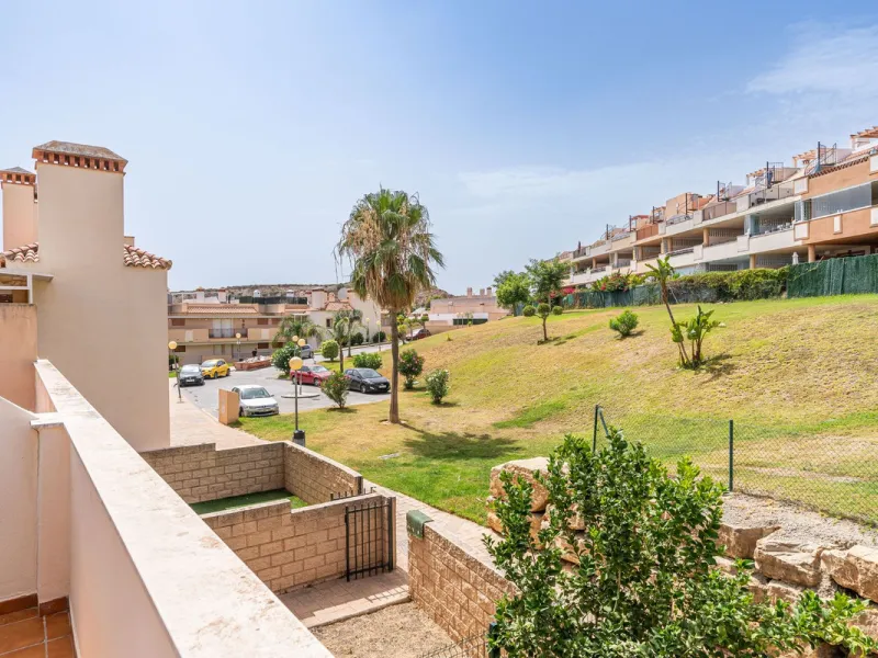 Beautiful ground floor apartment with incredible panoramic sea views. The house has an outdoor garden where you can sunbathe, install a plastic pool, or spend some time with your family and/or friends having a drink. Then we have an entrance that leads to