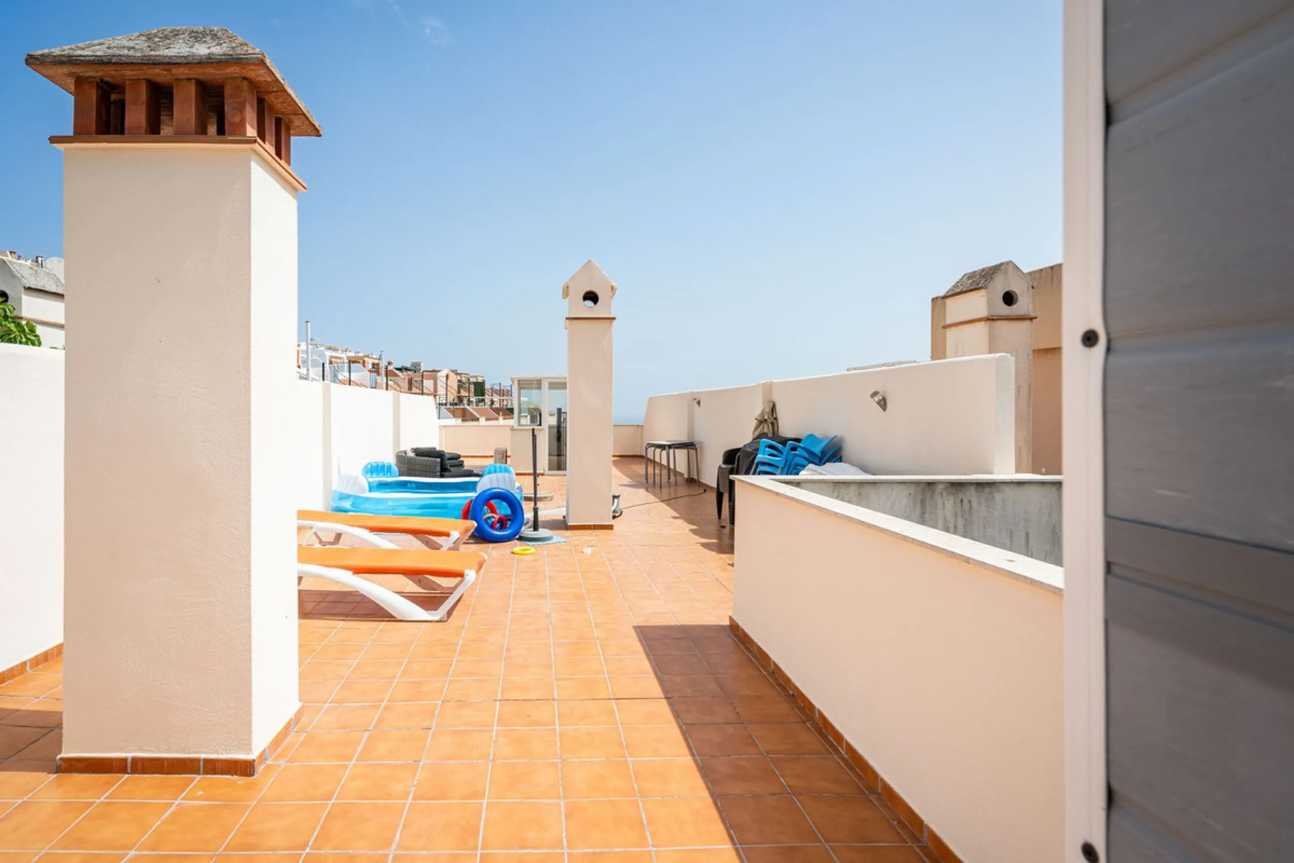 Beautiful ground floor apartment with incredible panoramic sea views. The house has an outdoor garden where you can sunbathe, install a plastic pool, or spend some time with your family and/or friends having a drink. Then we have an entrance that leads to