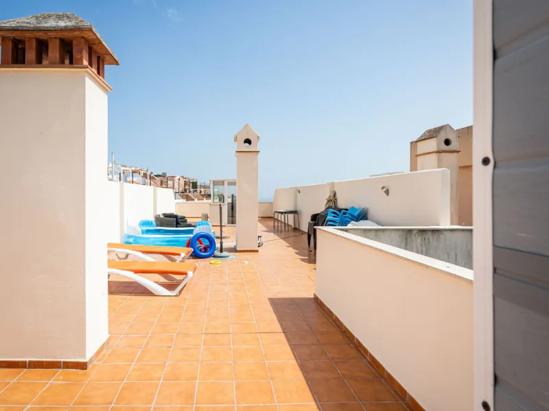 Beautiful ground floor apartment with incredible panoramic sea views. The house has an outdoor garden where you can sunbathe, install a plastic pool, or spend some time with your family and/or friends having a drink. Then we have an entrance that leads to
