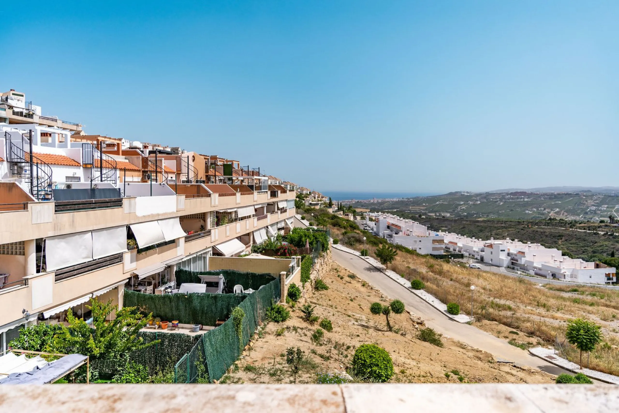 Beautiful ground floor apartment with incredible panoramic sea views. The house has an outdoor garden where you can sunbathe, install a plastic pool, or spend some time with your family and/or friends having a drink. Then we have an entrance that leads to