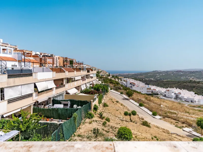 Beautiful ground floor apartment with incredible panoramic sea views. The house has an outdoor garden where you can sunbathe, install a plastic pool, or spend some time with your family and/or friends having a drink. Then we have an entrance that leads to