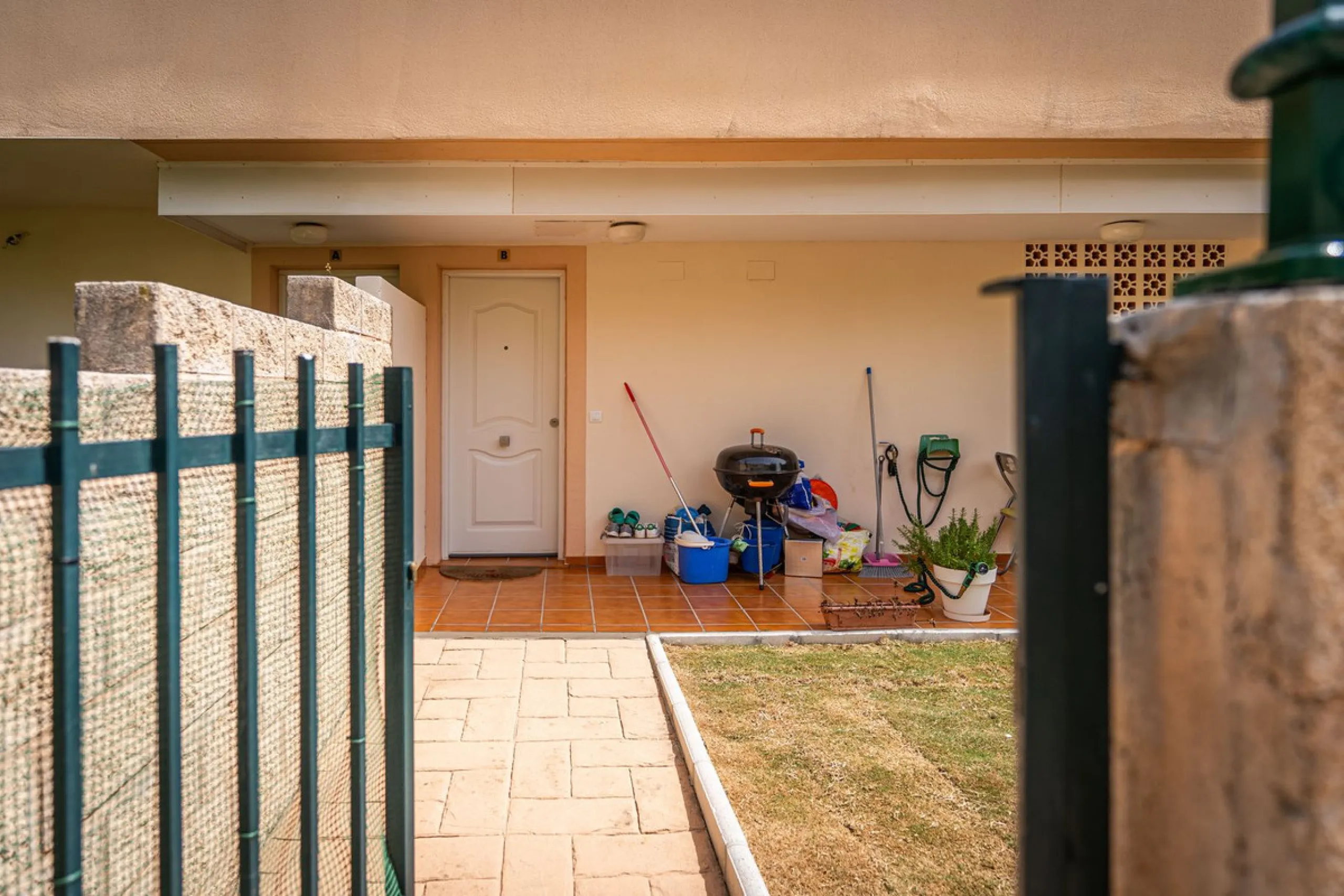 Beautiful ground floor apartment with incredible panoramic sea views. The house has an outdoor garden where you can sunbathe, install a plastic pool, or spend some time with your family and/or friends having a drink. Then we have an entrance that leads to