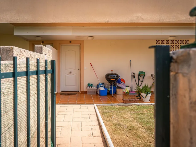 Beautiful ground floor apartment with incredible panoramic sea views. The house has an outdoor garden where you can sunbathe, install a plastic pool, or spend some time with your family and/or friends having a drink. Then we have an entrance that leads to