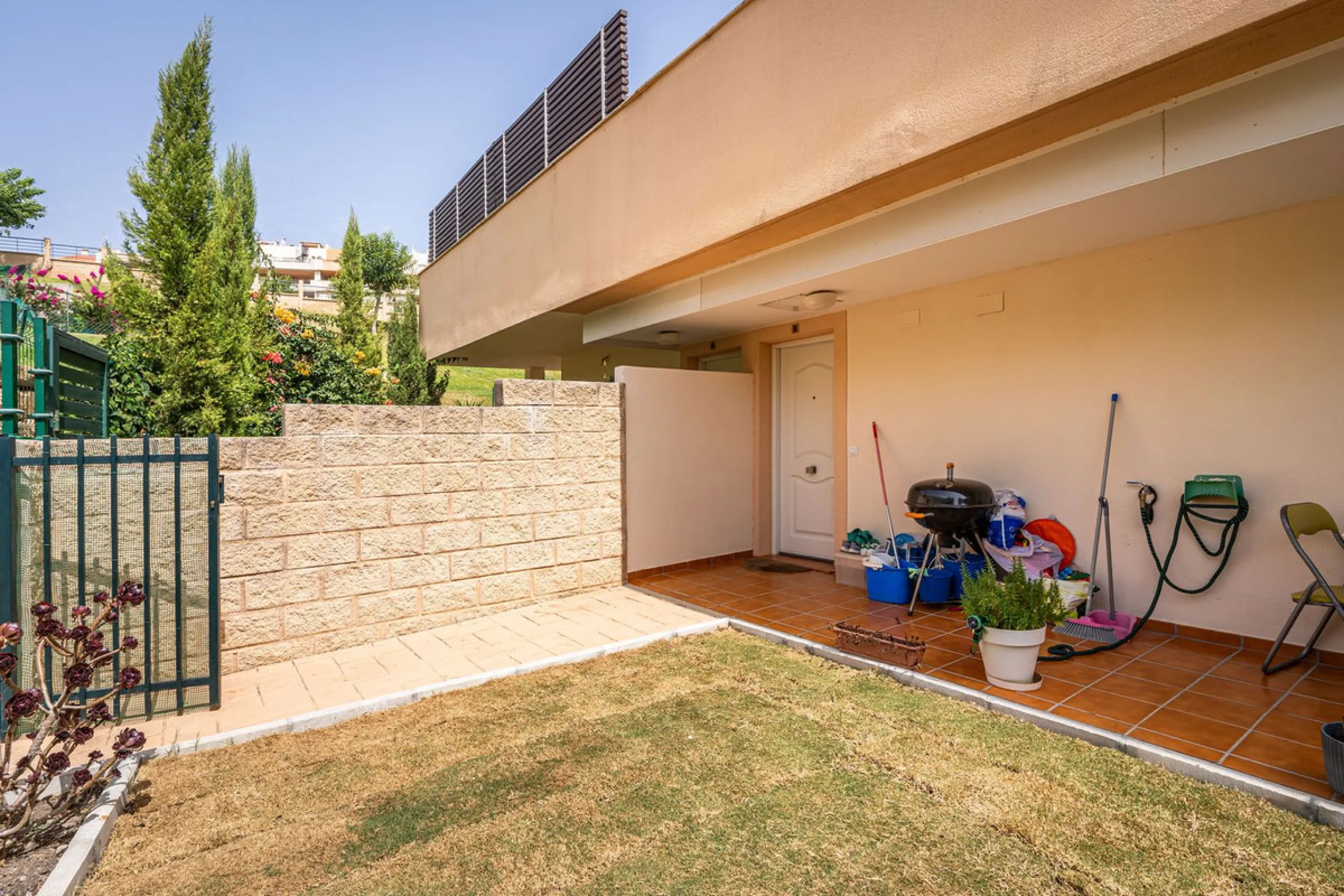 Beautiful ground floor apartment with incredible panoramic sea views. The house has an outdoor garden where you can sunbathe, install a plastic pool, or spend some time with your family and/or friends having a drink. Then we have an entrance that leads to