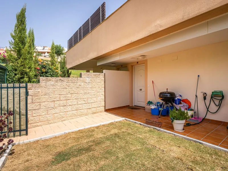 Beautiful ground floor apartment with incredible panoramic sea views. The house has an outdoor garden where you can sunbathe, install a plastic pool, or spend some time with your family and/or friends having a drink. Then we have an entrance that leads to