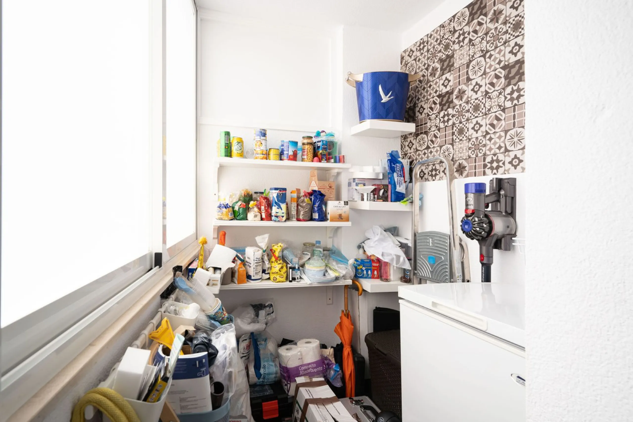 Beautiful ground floor apartment with incredible panoramic sea views. The house has an outdoor garden where you can sunbathe, install a plastic pool, or spend some time with your family and/or friends having a drink. Then we have an entrance that leads to